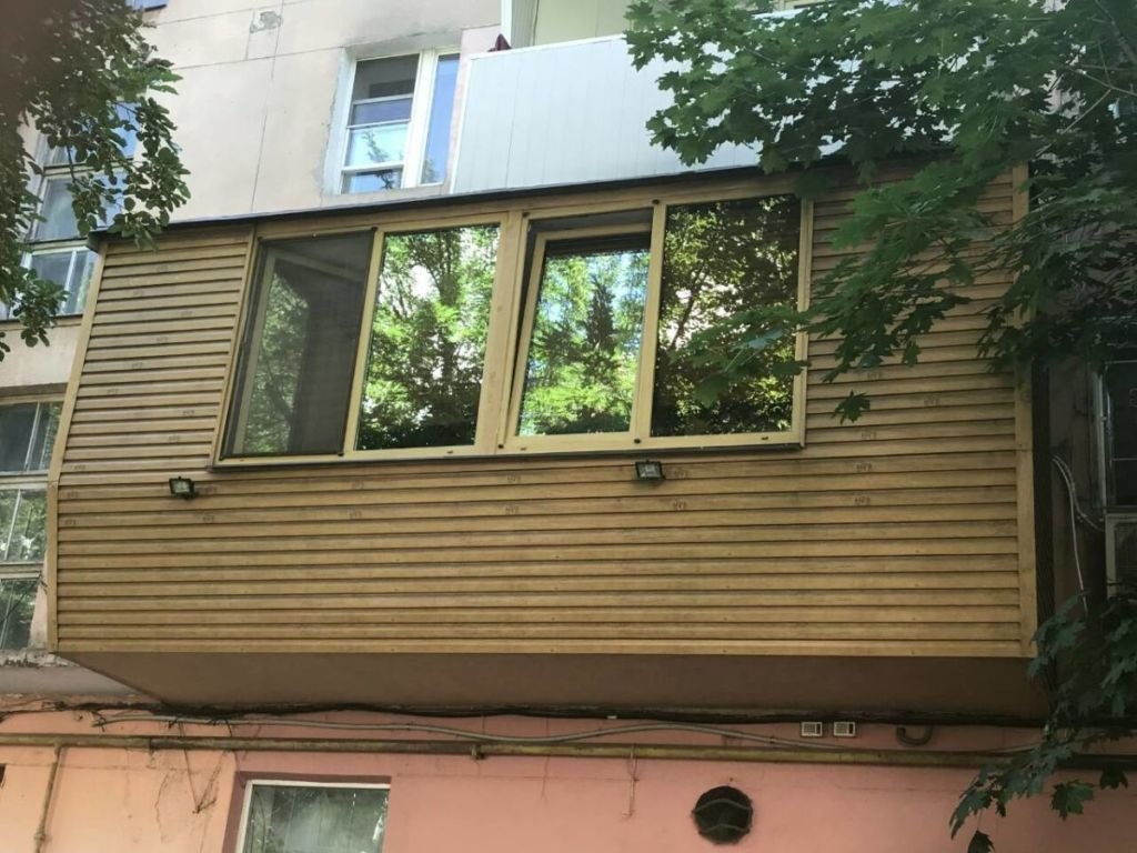 Выступающая рама должна быть дополнительно прикреплена к стене длинными опорами.