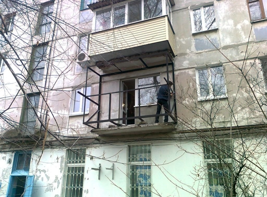 Увеличение балкона без помощи профессионалов - идея сложная, но не невозможная.