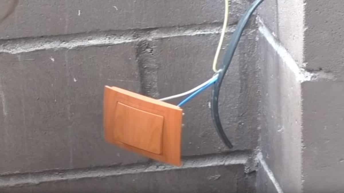 Установите выключатель