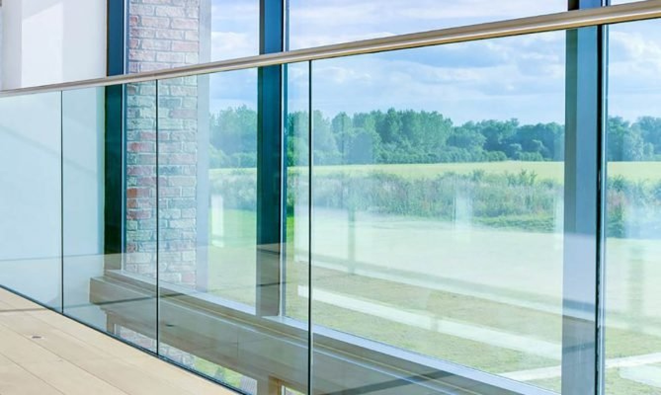 Smart railing. Ограждение нержавейка. Маршевые лестницы металлические. Лк 60 профиль для стеклянных ограждений. Ограждение нержавеющая сталь.