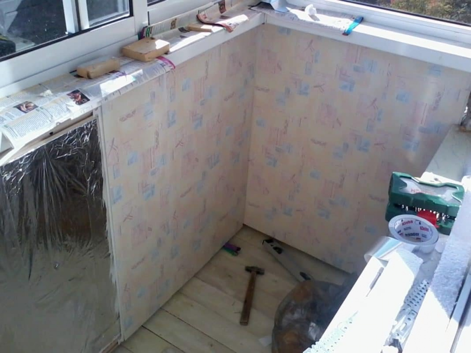 Обшить балкон панелями пвх. Обшивка балкона пластиком. Балкон отделанный пластиком. Подвесной потолок на балконе. Монтаж пвх панелей на лоджии.