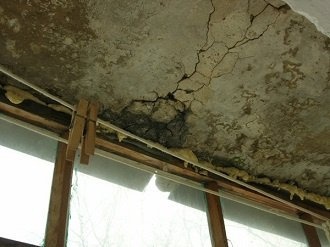 Фото: Треснувшая балконная плита