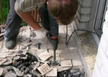 Пол на балконе - это голая бетонная плита. Естественно, хозяевам хочется ее облагородить, даже в условиях, когда осте...