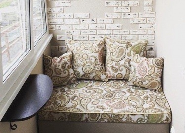 Как выбрать или сделать самому диван для балкона или лоджии. Какого вида диваны подходят для застекленных или не остекленных балконов.