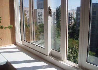 Раздвижные окна на балкон, плюсы и минусы сдвижных пластиковых рам. Особенности английских, выдвижных и механизмов-купе. Материалы изготовления и п...