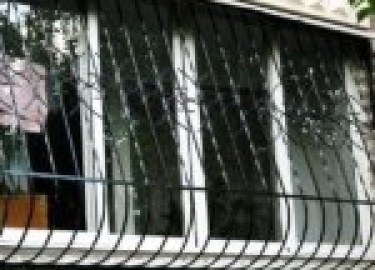 Что представляют из себя решетки на балкон и какие бывают виды? Мы детально поговорим про все нюансы установки и виды крепления.