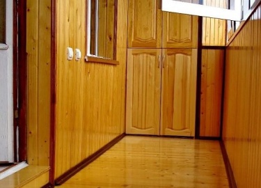 Нужно ли покрывать вагонку на балконе? Рассмотрим составы красок и лаков, их характеристики, плюсы и минусы.