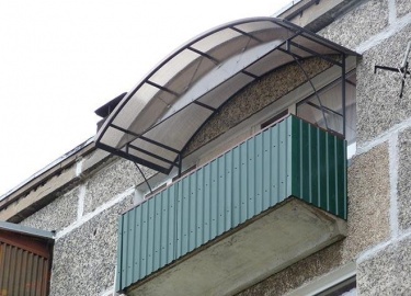 Преимущества, выбор места и подробная инструкция по установке козырька над балконом своими руками. Рассмотрим частые ...