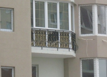 Особенности французского балкона, его преимущества и недостатки. Специфика монтажа конструкции и правовые аспекты. Как лучше использовать французск...