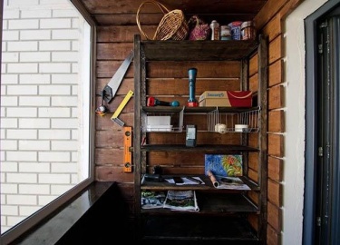 Виды, преимущества и установка металлического или деревянного стеллажа на балкон или лоджию своими руками.