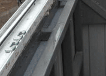 Инструкция по остеклению балкона своими руками. Установка балконной рамы, монтаж отливов.