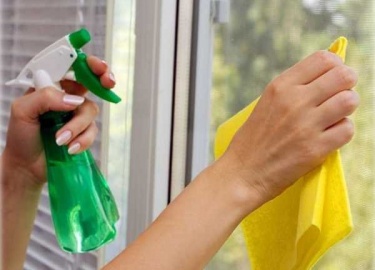 Оконные стекла на балконе подвержены загрязнениям снаружи. Каждая хозяйка задумывается, как вернуть чистоту балконным окнам. Как это сделать - далее.
