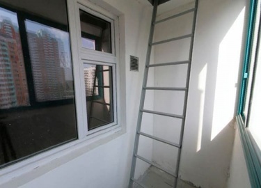 Пожарная лестница на балконе, можно ли демонтировать пожарную лестницу на балконе, что делать, если пожарная лестница мешает, декор лестницы на бал...