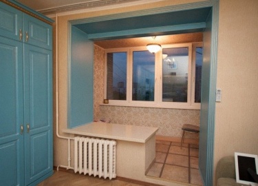 Нужен ли порог перед дверью на балкон, его предназначение. Варианты отделки из различных материалов: бетон, кирпич, плитка, ламинат, пластик.