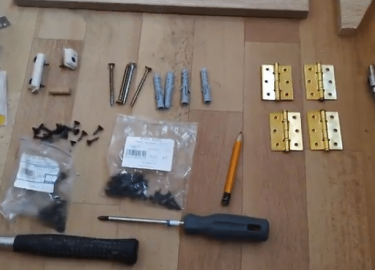 С готовыми чертежами и схемами сделать столик не составит больших проблем и затрат. Главное определиться с материалом столешницы.