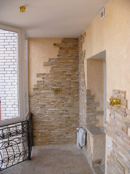сочетание лепнины и декоративного камня на балконе
