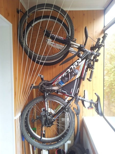 Фото: Стойка для велосипедов на балконе
