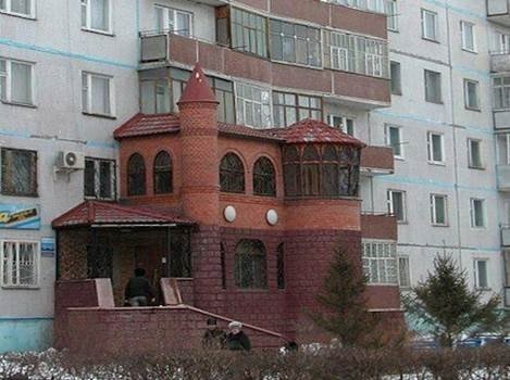 Застекленный балкон после несанкционированной пристройки
