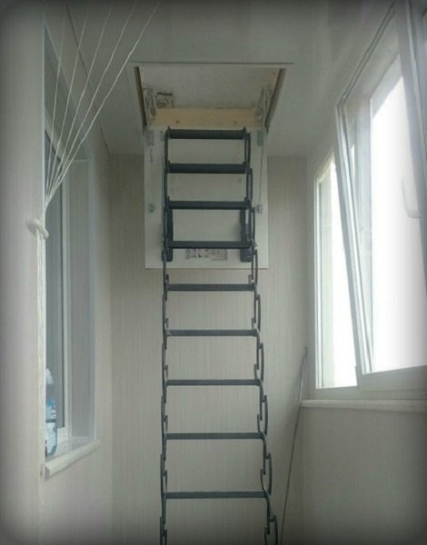 складная чердачная лестница вместо пожарной лестницы на балконе
