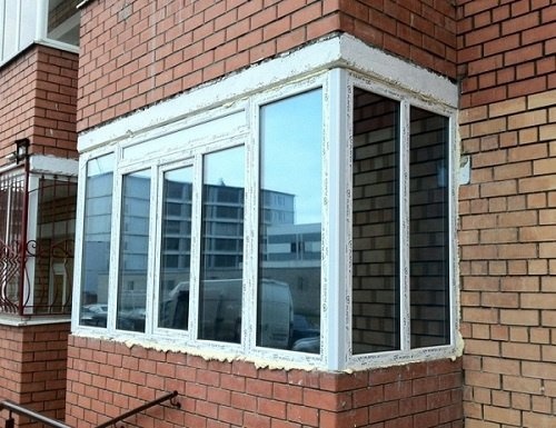 Фото: Затенение балкона с помощью зеркальной пленки
