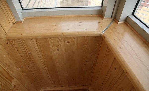 деревянный подоконник на балконе
