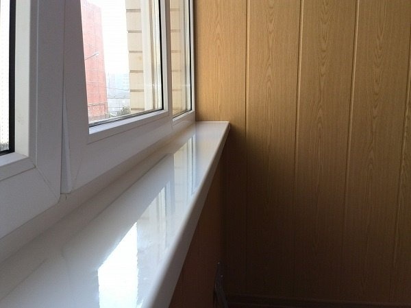 глянцевый пластиковый подоконник для балкона
