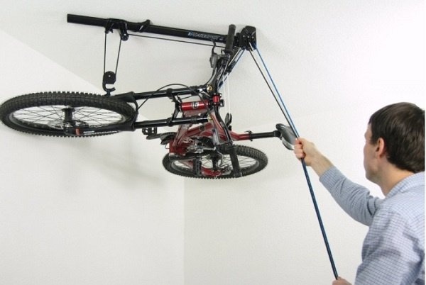 Фото: Велосипедная стойка на потолке
