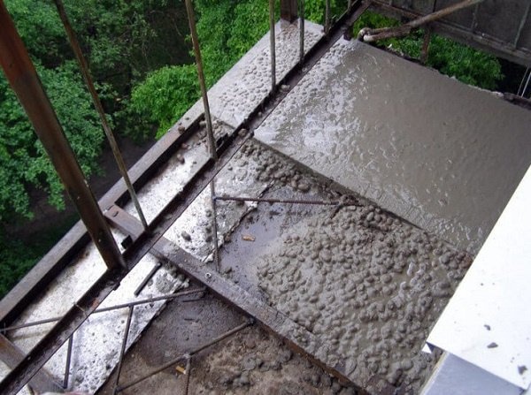 бетонная стяжка пола для балконных плит
