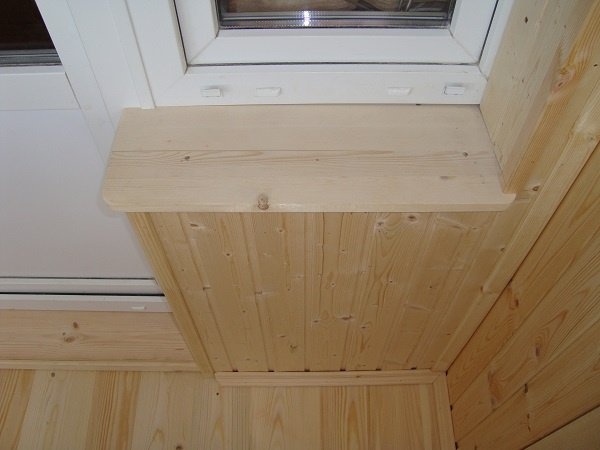 Фото: Деревянный подоконник для балкона

