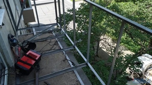 Фото: Увеличение балконных перил на плитном фундаменте
