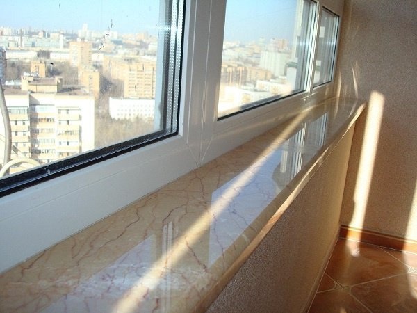 Фото: Мраморный подоконник на балконе
