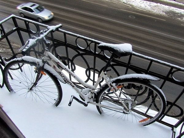 Фото: хранение велосипедов на балконе зимой
