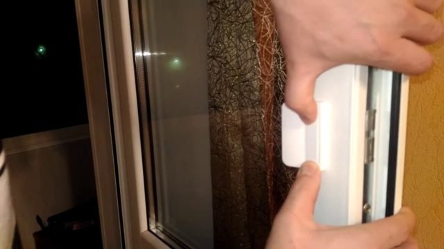 Как заменить пластиковую ручку балконной двери?