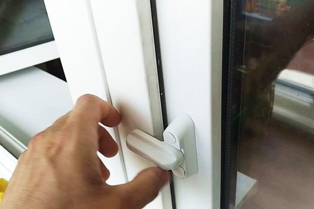 Как заменить пластиковую ручку двери патио?
