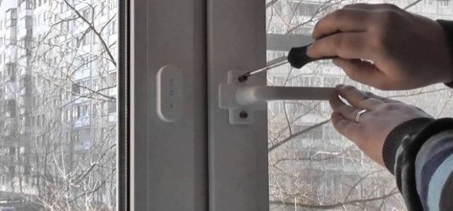 Как заменить пластиковую ручку двери патио?
