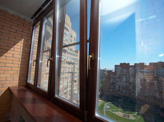 Теплые деревянные окна на балконе
