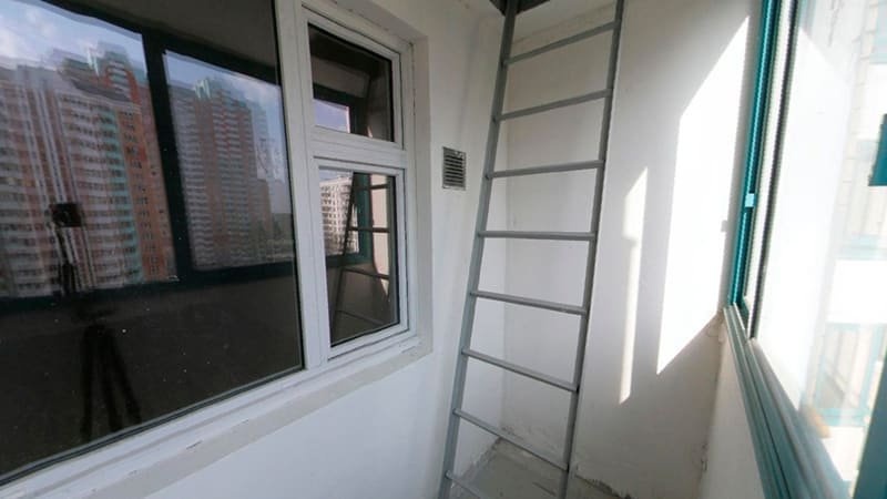 Что делать с лестницей на балконе?
